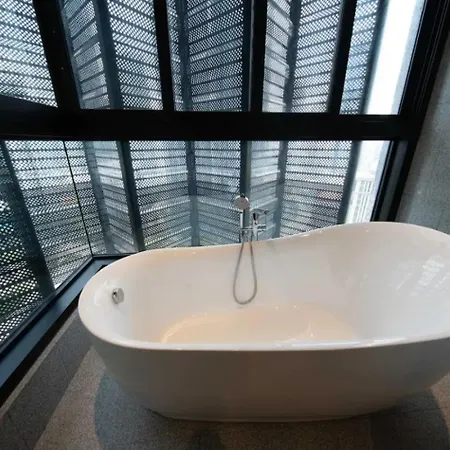 Infinity Pool Scarletz Suites Klcc Kuala Lumpur Exterior photo